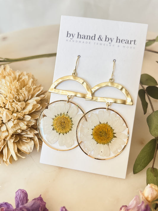 PRESSED DAISY ARCHES in Gold