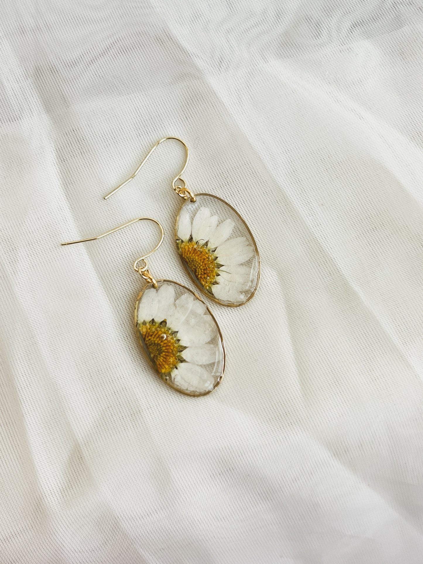 DAISY in GOLD OVAL DANGLE style B