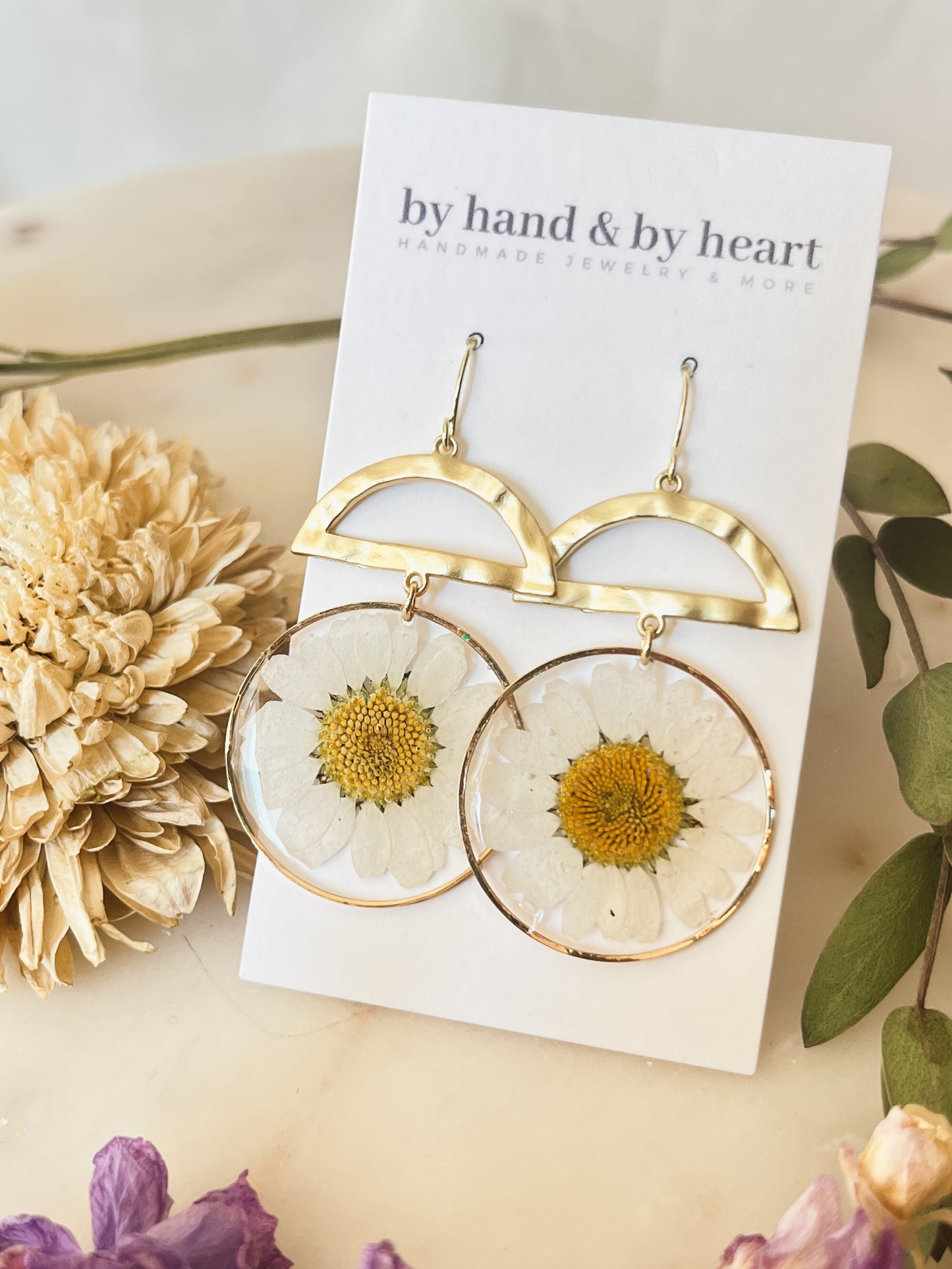 PRESSED DAISY ARCHES in Gold