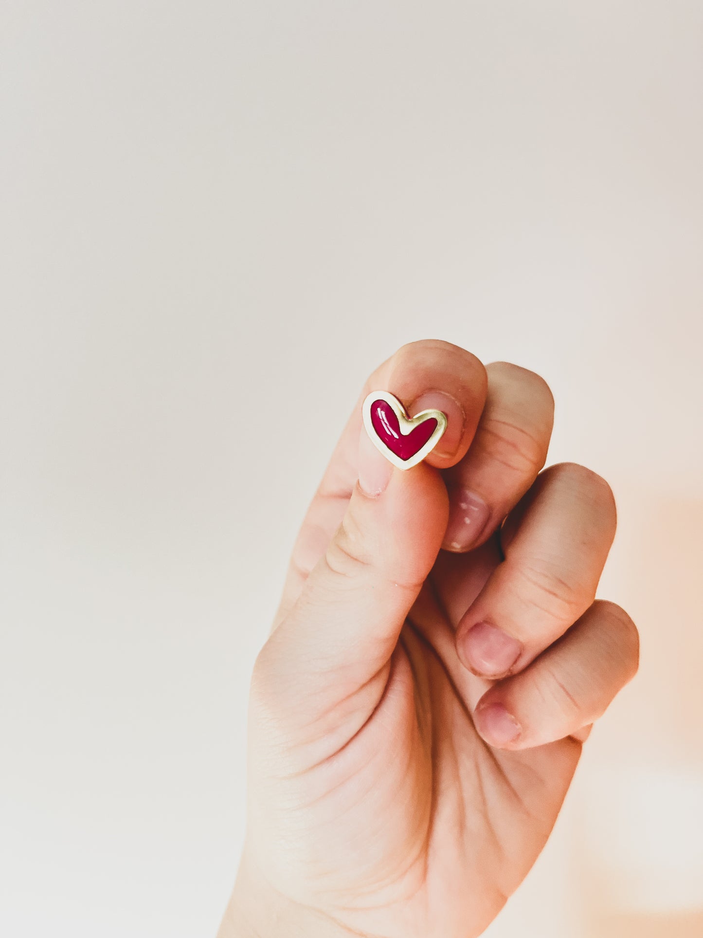 RESIN HEART STUDS