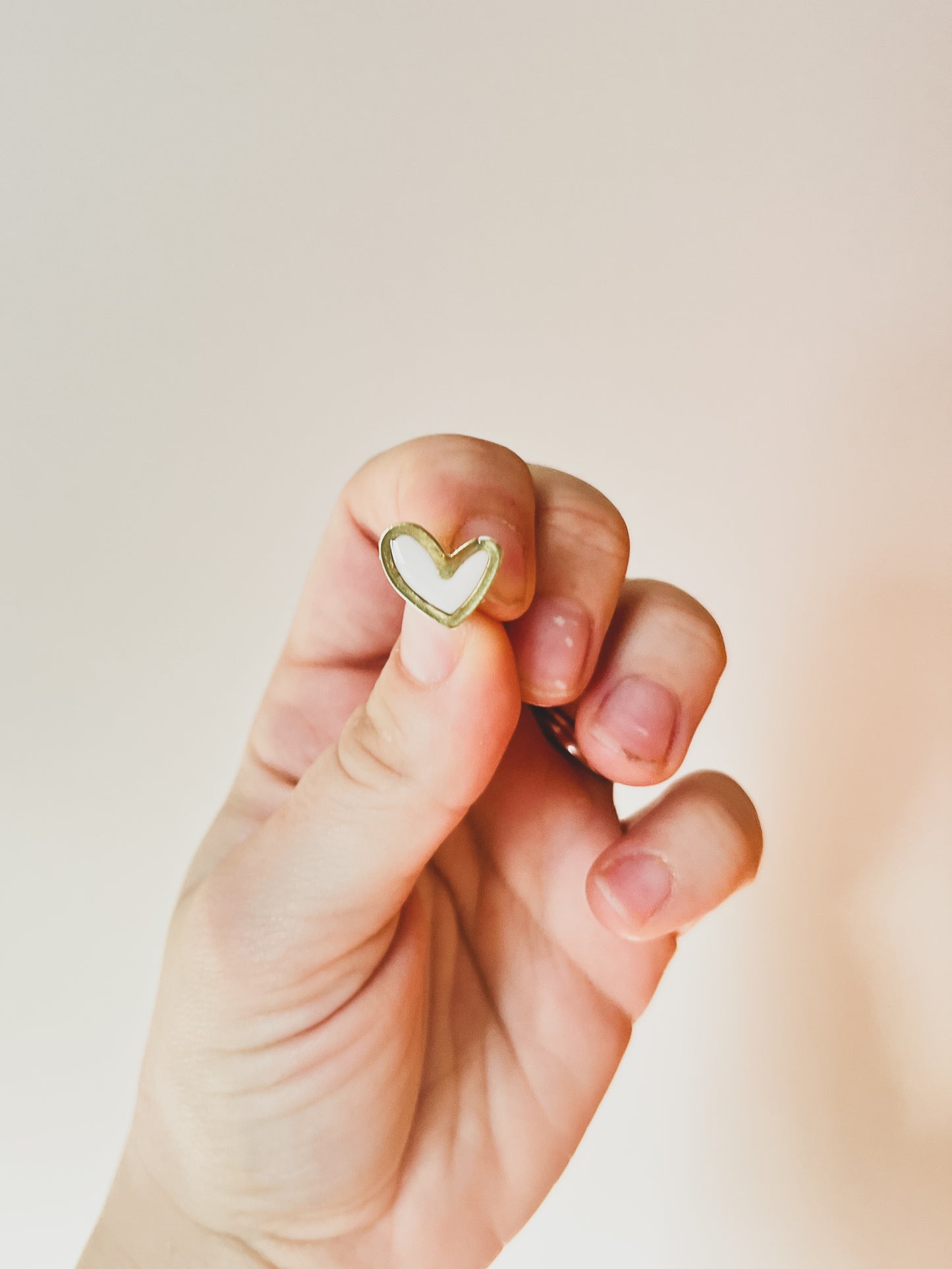 RESIN HEART STUDS