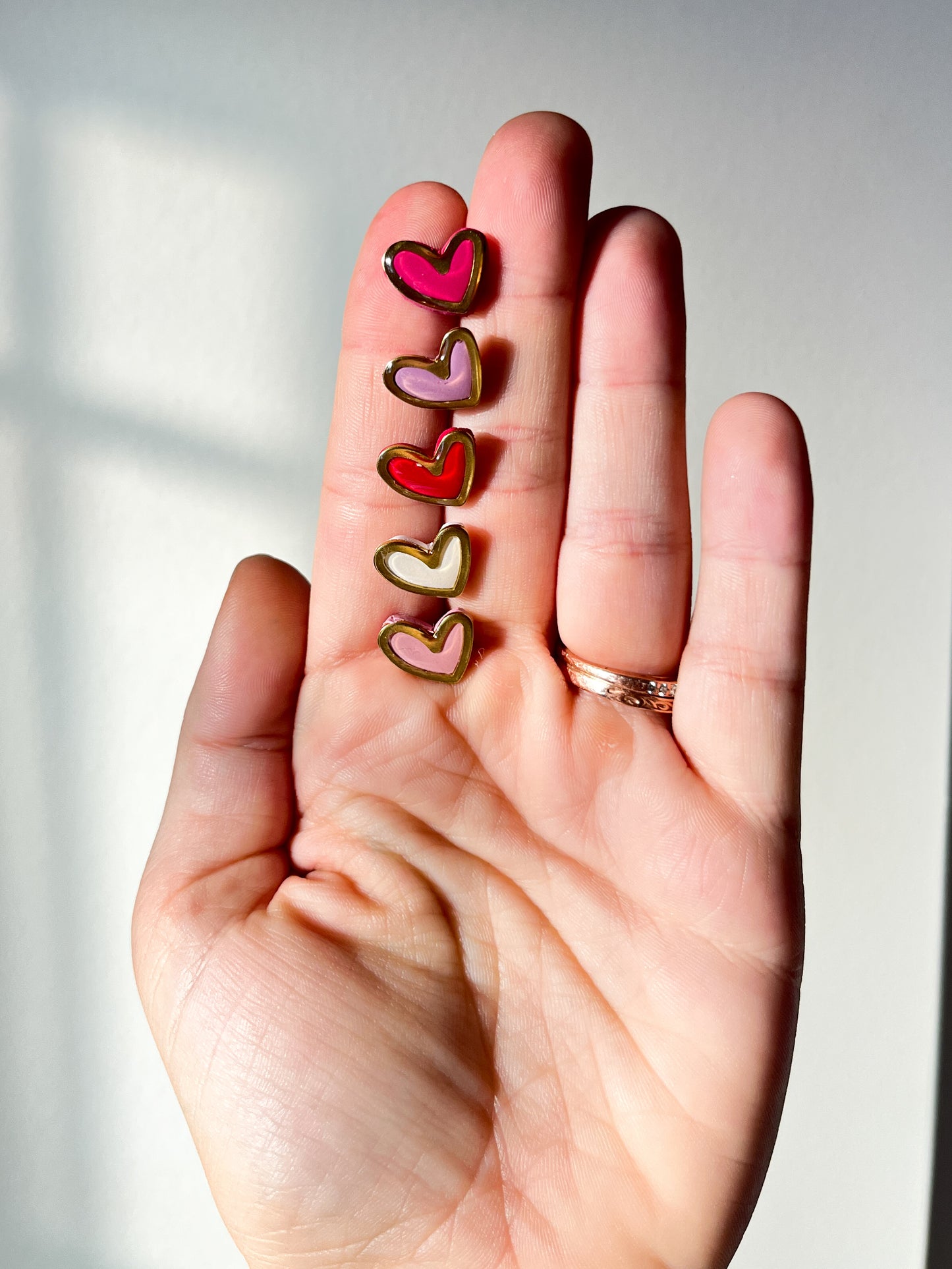 RESIN HEART STUDS